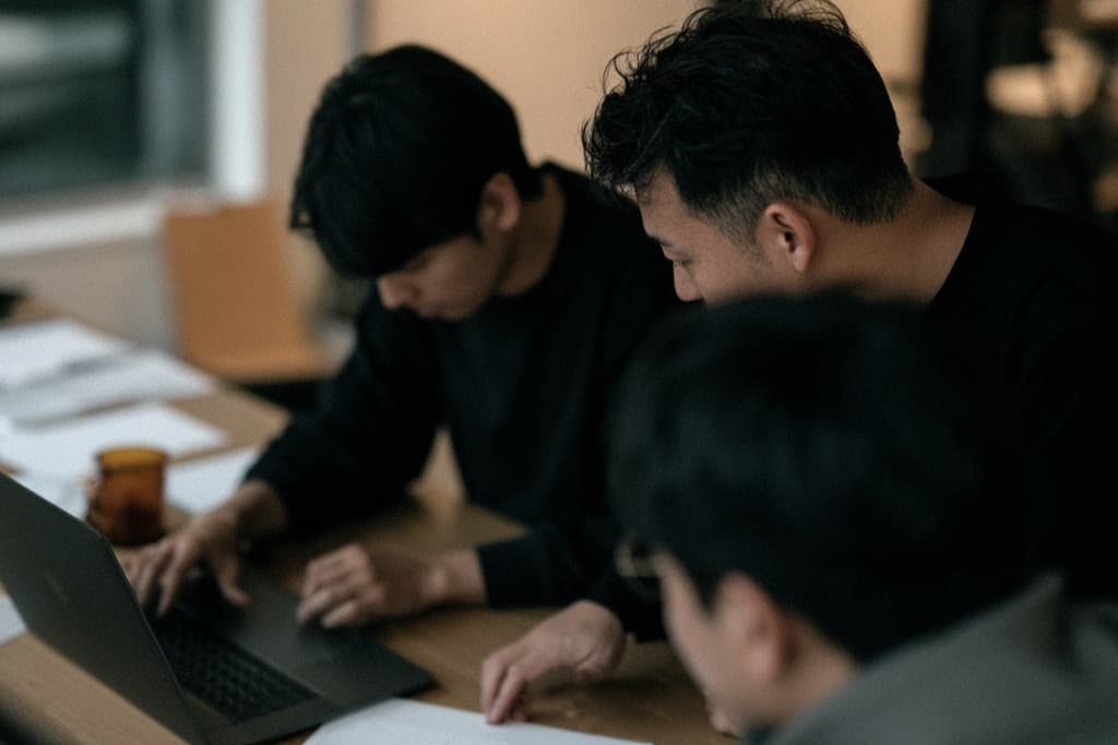 서초 사무실에서 병원 데이터를 함께 보는 장면